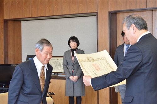 角掛三四郎さんへの勲章と勲記の伝達式の様子