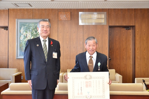 角掛三四郎さんへの勲章と勲記の伝達式の様子