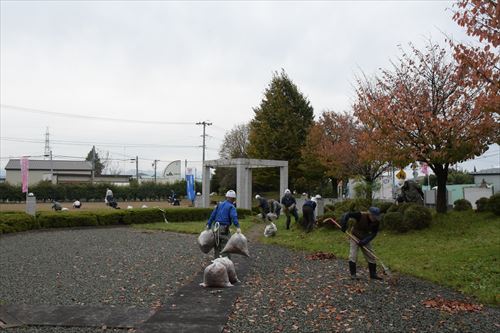 滝沢ふるさと交流館の低木や垣根の手入れ作業の様子