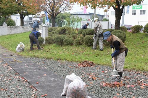 滝沢ふるさと交流館の低木や垣根の手入れ作業の様子