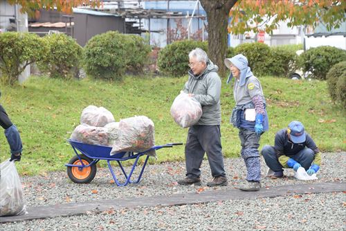 滝沢ふるさと交流館の低木や垣根の手入れ作業の様子