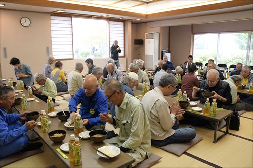 滝沢ふるさと交流館の低木や垣根の手入れ作業の様子