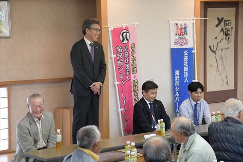 滝沢ふるさと交流館の低木や垣根の手入れ作業の様子