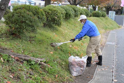 滝沢ふるさと交流館の低木や垣根の手入れ作業の様子