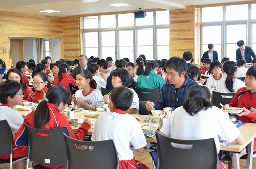 滝沢産食材使用のふれあい給食会