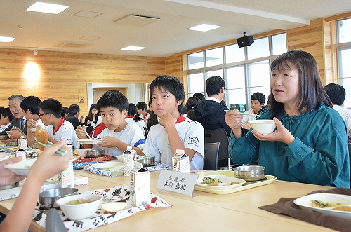 滝沢産食材使用のふれあい給食会