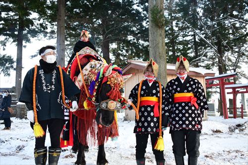 チャグチャグ馬コの鬼越蒼前神社への初詣の様子