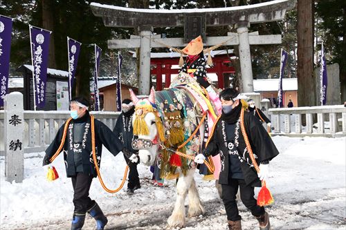 チャグチャグ馬コの鬼越蒼前神社への初詣の様子