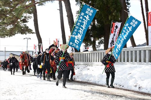 チャグチャグ馬コの鬼越蒼前神社への初詣の様子