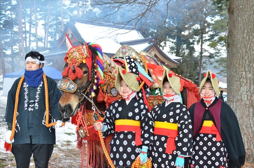 チャグチャグ馬コの鬼越蒼前神社への初詣の様子