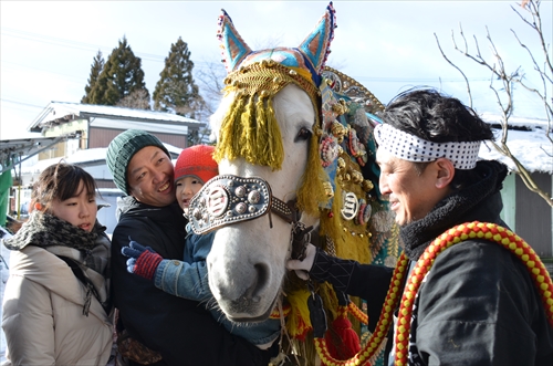 チャグチャグ馬コの鬼越蒼前神社への初詣の様子