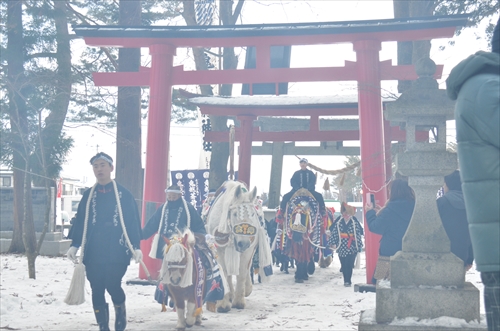 チャグチャグ馬コの鬼越蒼前神社への初詣の様子