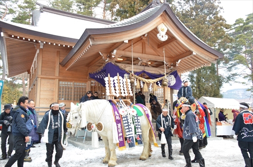 チャグチャグ馬コの鬼越蒼前神社への初詣の様子