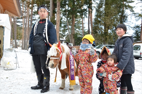 チャグチャグ馬コの鬼越蒼前神社への初詣の様子