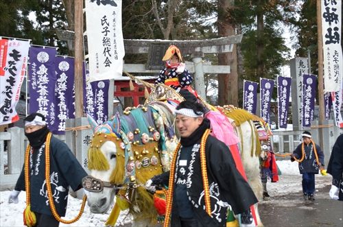 チャグチャグ馬コの鬼越蒼前神社への初詣の様子