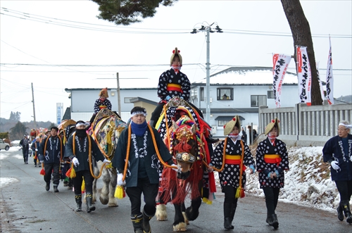 チャグチャグ馬コの鬼越蒼前神社への初詣の様子