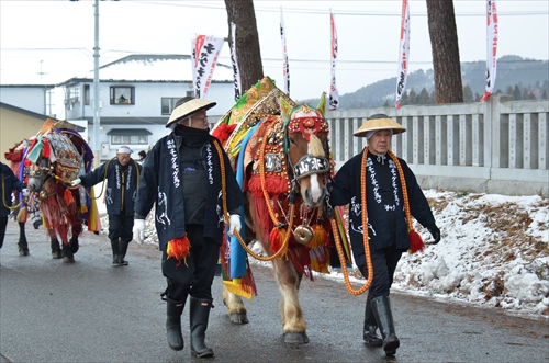 チャグチャグ馬コの鬼越蒼前神社への初詣の様子