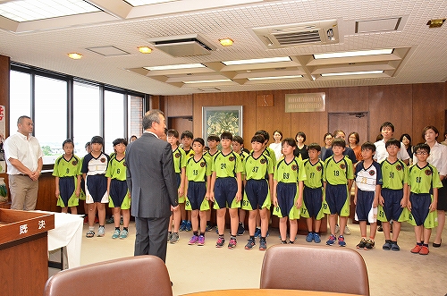 選手たちと主濱市長が向き合っている様子