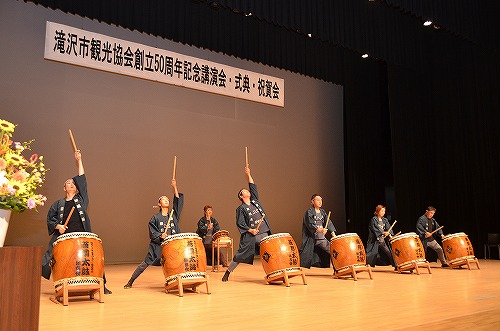 蒼前太鼓が披露されている様子