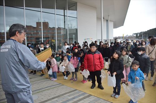 子どもたちがビニール袋を手に持ち、立っている様子