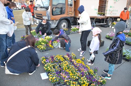 人々が花を眺めている様子