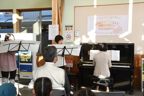 設置されたピアノを廣瀬園長が演奏している様子