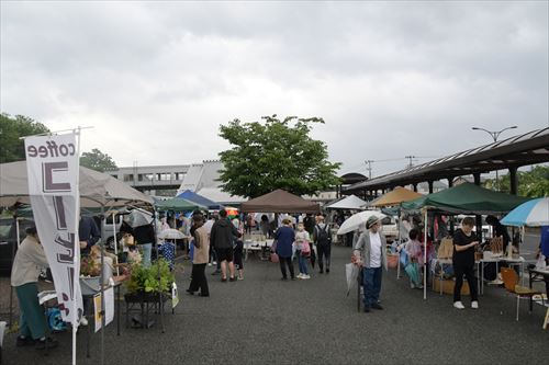 巣子日曜朝市が開かれている様子