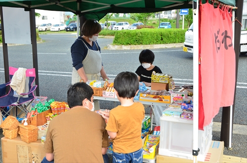 親子が店舗のお菓子を眺めている様子