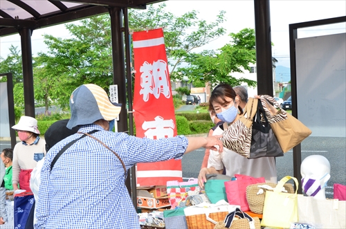 店員がお客さんにカバンを手渡ししている様子