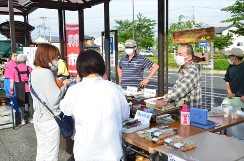 人々が店舗で買い物をしている様子