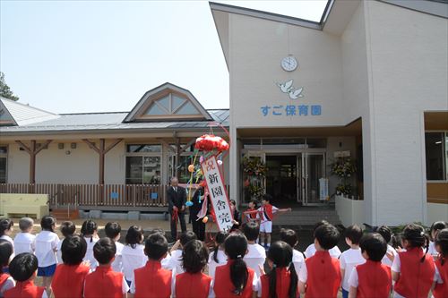 巣子保育園落成記念お祝い会が開かれた様子