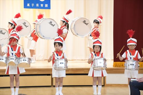 園児たちが太鼓を叩いている様子