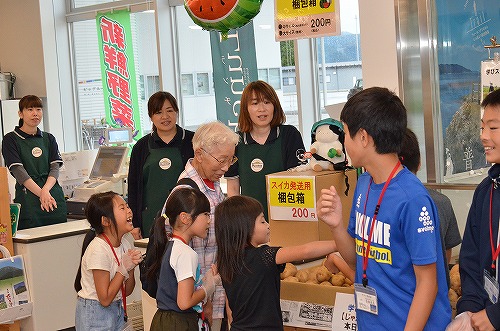 人々が買い物をしている様子