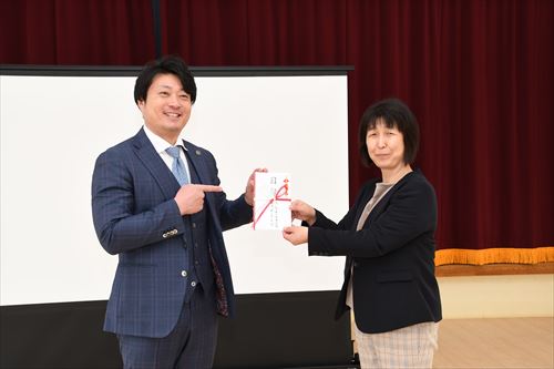 佐々木大介部長と立花美奈子園長の写真