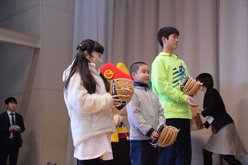 3人の子どもたちがグローブを手にしている様子