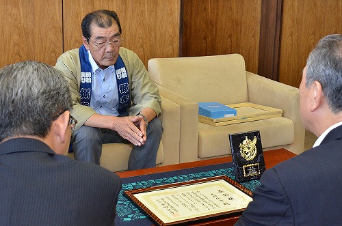 人々が椅子に座り会話をしている様子