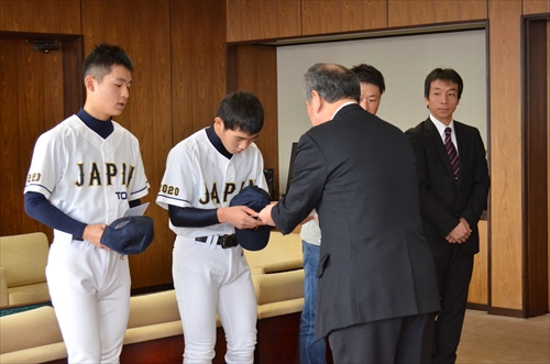 学生と市長が向き合っている様子