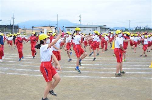 子どもたちが小学校の校庭でさんさ踊りを踊っている様子