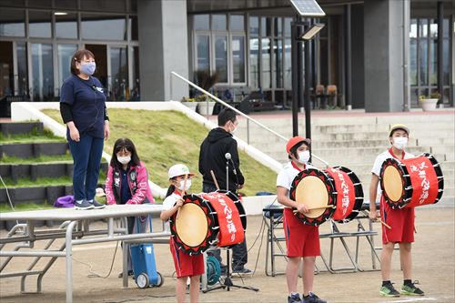 子どもたちが太鼓を叩いている様子