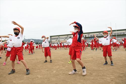 子どもたちが小学校の校庭でさんさ踊りを踊っている様子