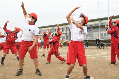 子どもたちが小学校の校庭でさんさ踊りを踊っている様子