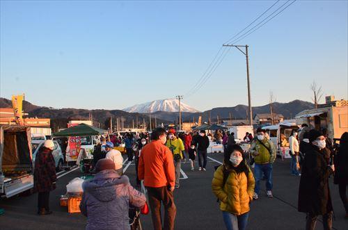 たきざわ日曜朝市の様子