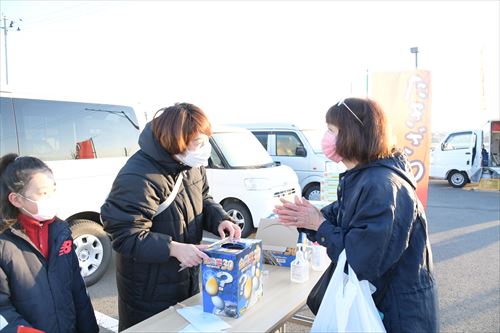 くじ引きが行われている様子