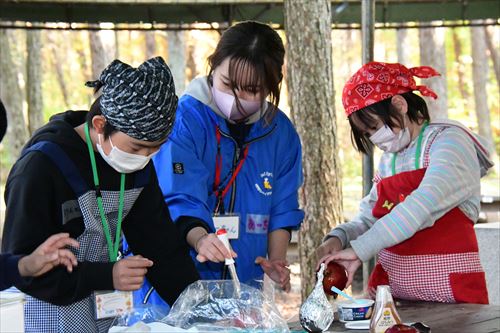 子どもたちがりんごに触れている様子