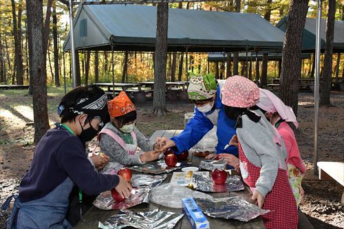 子どもたちの前にりんごが置かれている様子