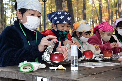 子どもたちの前にりんごが置かれている様子