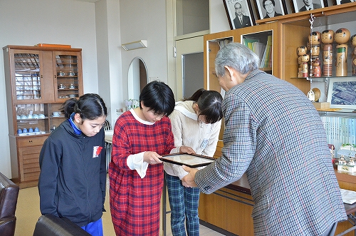 小学生に感謝状を手渡す藤居宏一会長