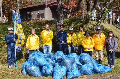 鞍掛山登山口で実施された滝沢ライオンズクラブの会員による清掃活動の様子