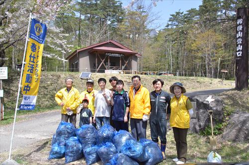 鞍掛山登山口で実施された滝沢ライオンズクラブの会員による清掃活動の様子