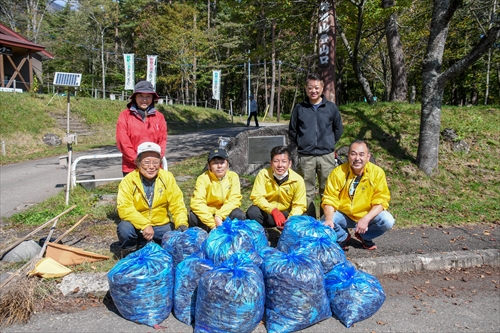 滝沢ライオンズクラブ会員6人が集まり鞍掛山登山口駐車場で清掃活動を行った様子